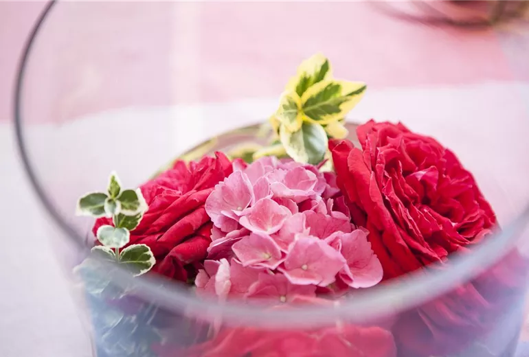 Arrangement mit Rosen-, Hortensienblüten etc. Arrangement mit Rosen-, Hortensienblüten etc.