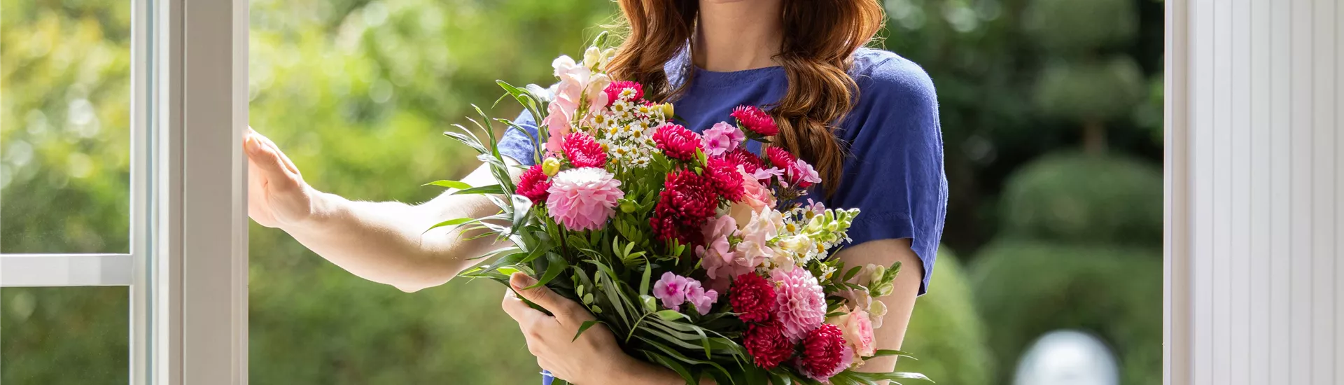 Lieferservice - Frau erhält Blumenpräsent Lieferservice - Frau erhält Blumenpräsent
