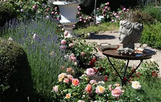 Es müssen nicht immer Zwerge sein - Skulpturen im Garten Es müssen nicht immer Zwerge sein - Skulpturen im Garten